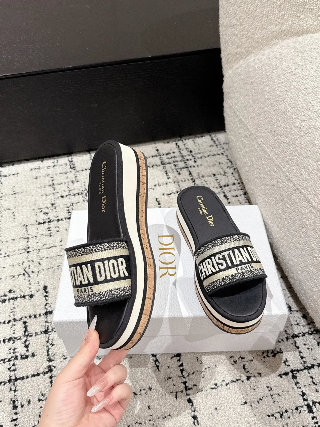 💕💕Factory direct selling price p440💕💕 DIOR Dior Dway fabric embroidered logo open toe 7cm thick sole one-word strap slippers CD letter logo three-dimensional embroidery thick bottom round toe open toe slippers The original development of the top version on the market, soft and delicate foot feel, extremely comfortable.  ✔️Upper: imported electro-embroidered cotton technical fabric ✔️Inner lining: water-dyed cowhide foot pad lining ✔️Outsole: original combination outsole ✔️Sole thickness: 7cm ✔️Size: #35-41 (40.41. Customized, non-refundable and non-exchangeable)
